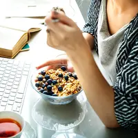 ilustrasi makan/copyright Rawpixel