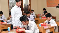 Gibran Tinjau Uji Coba Makan Bergizi Gratis di Ponpes MBS Ki Bagus Hadikusumo Bogor