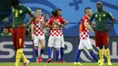 Dua pemain Kamerun tertunduk lesu usai dikalahkan Kroasia 0-4 di babak penyisihan Piala Dunia 2014 Grup A di Stadion Amazonia, Manaus, Brasil, (19/6/2014). (REUTERS/Murad Sezer) 