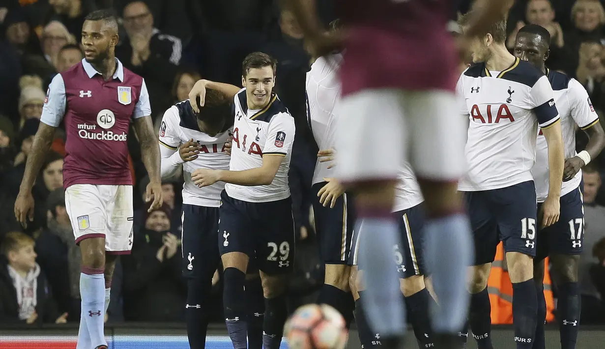 Para pemain Tottenham, Ben Davies (tengah) dan rekan-rekannya merayakan gol saat melawan Aston Villa pada laga FA Cup di White Hart Lane (8/1/2017). Tottenham menang 2-0.  (AP/Tim Ireland)