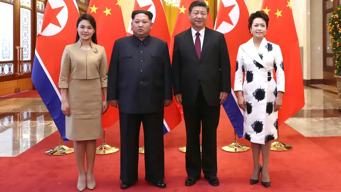 Kim Jong Un didampingi istrinya, Ri Sol Ju, bertemu Presiden China Xi Jinping. (Ju Peng/Xinhua via AP)