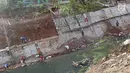 Aktivitas pekerja saat membangun turap di bantaran Kali Cijantung, Jakarta Timur, Kamis (11/10). Pembangunan turap bertujuan mencegah longsor yang dapat membahayakan warga sekitar. (Liputan6.com/Immanuel Antonius)