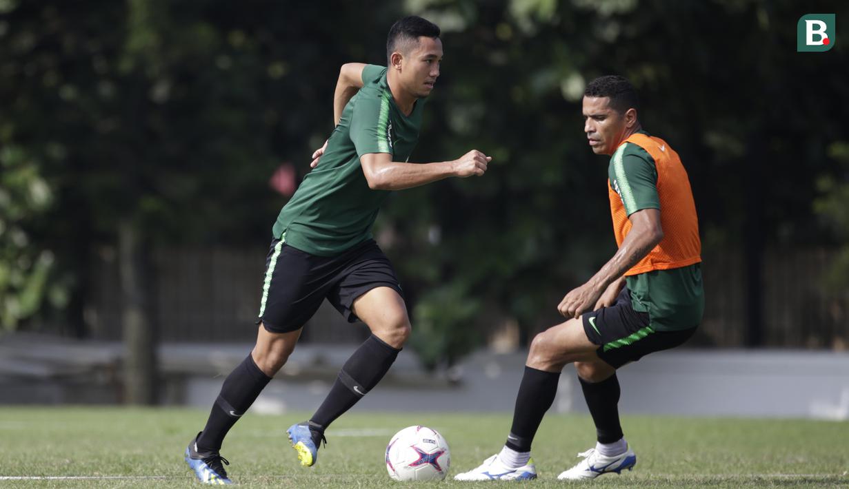 Pemain Timnas Indonesia, Ricky Fajrin, menggiring bola saat latihan di Lapangan ABC Senayan, Jakarta, Selasa (20/11). Latihan ini persiapan jelang laga Piala AFF 2018 melawan Filipina. (Bola.com/Vitalis Yogi Trisna)