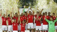 Para pemain Bayern Munchen melakukan selebrasi usai menjadi jawara Piala Super Jerman 2016. Mereka menaklukkan Borussia Dortmund dengan skor 2-0, pada laga di Signal Iduna Park, Senin (15/8/2016) dini hari WIB.  (Reuters/Ralph Orlowski)