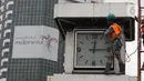 Petugas melakukan perawatan tugu jam yang berada di Merdeka Selatan, Jakarta, Minggu (2/2/2020). Perawatan tersebut dilakukan untuk pengecekan kondisi jam yang nantinya akan dipasangkan panel surya sebagai daya power agar tugu jam dapat berfungsi sebagai petunjuk waktu. (Liputan6.com/Angga Yuniar)