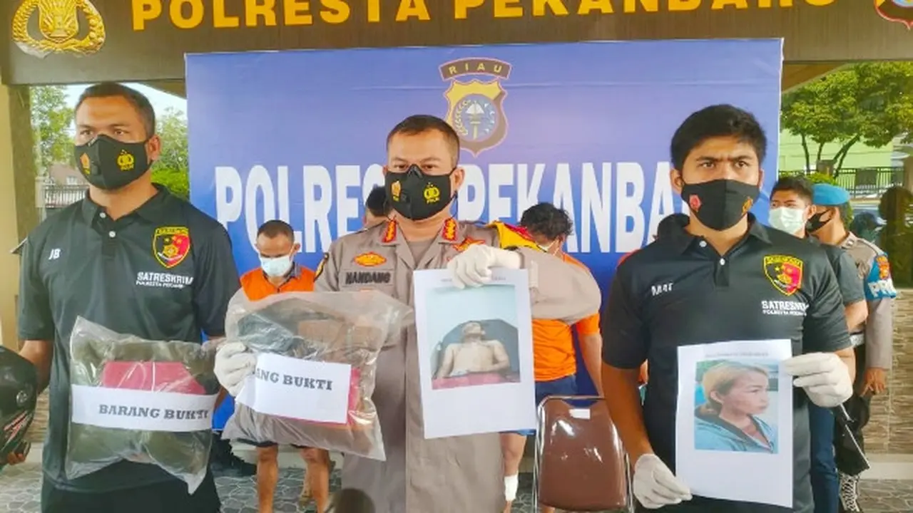 Kapolresta Pekanbaru Kombes Nandang memperlihatkan foto korban penyiraman air keras.