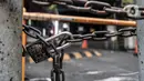 Gembok terpasang di pintu masuk Plaza Kenari Mas yang tutup, Jakarta, Rabu (7/7/2021). Pusat elektronik tersebut ditutup sejak 6 Juli hingga 20 Juli atau sampai berakhirnya masa PPKM Darurat. (merdeka.com/Iqbal S. Nugroho)