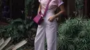 <p>Tampil kasual seperti Raline Shah dengan atasa tshirt pink dikombinasikan celana denim putih, dan sandal warna serasi. @ralineshah.</p>