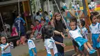 Pendiri Yayasan Pansophia Nusantara, Millie Lukito bermain bersama anak-anak Pendidikan anak usia dini (PAUD) Cahaya Permata Indonesia (CPI) di Rusunawa Marunda, Jakarta Utara, Jumat (30/11). (Liputan6.com/Faizal Fanani)