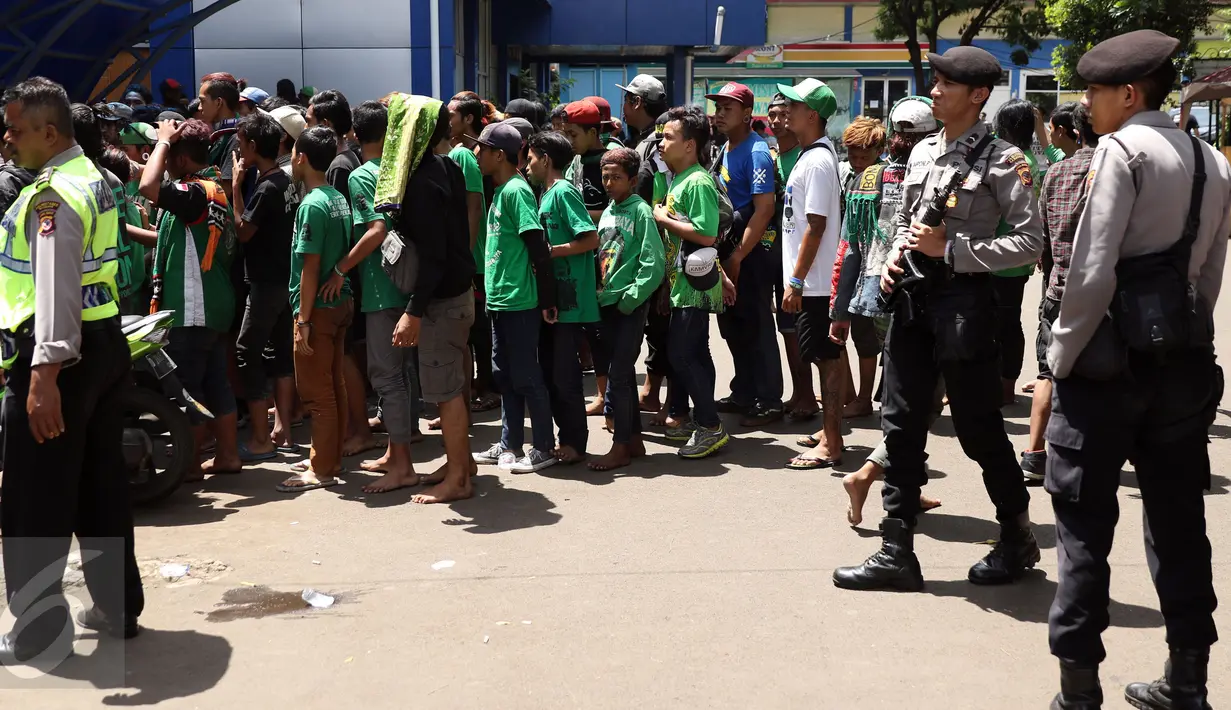 Beberapa polisi bersenjata berjaga di kawasan GOR Padjajaran, Bandung, Sabtu (7/1). Seiring pelaksanaan kongres PSSI 2017, pendukung Persebaya Surabaya berkumpul di kawasan GOR Padjajaran, Bandung. (Liputan6.com/Helmi Fithriansyah)