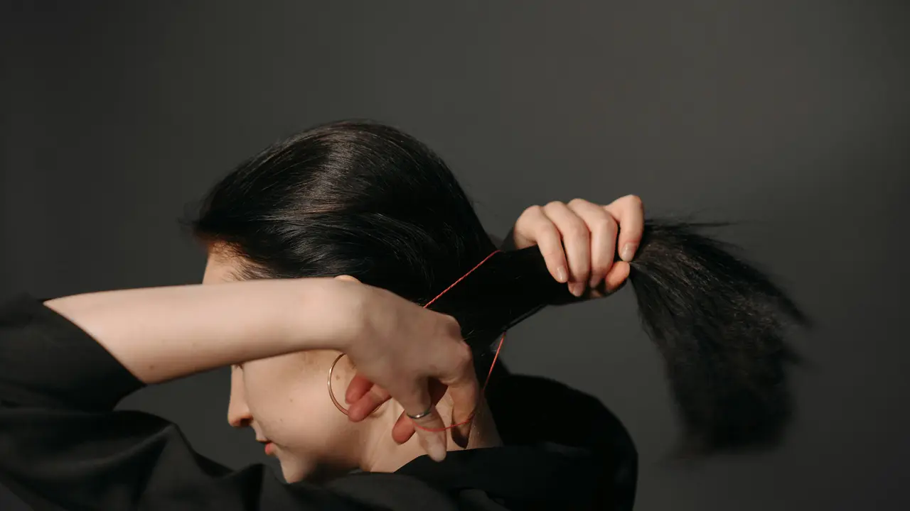 Cara Styling Low Sleek Ponytail dengan Shine Mist untuk Tampil Elegan
