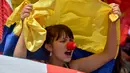 Seorang wanita berteriak saat menggelar aksi mogok nasional di Bogota, Kolombia, (17/3). Unjuk rasa tersebut juga menuntut pemerintah agar meningkatkan upah buruh. (AFP/Guillermo LEGARIA)