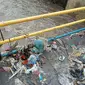 Sampah yang terseret arus Sungai Citepus menumpuk di atas jembatan. (Liputan6.com/ Huyogo Simbolon)