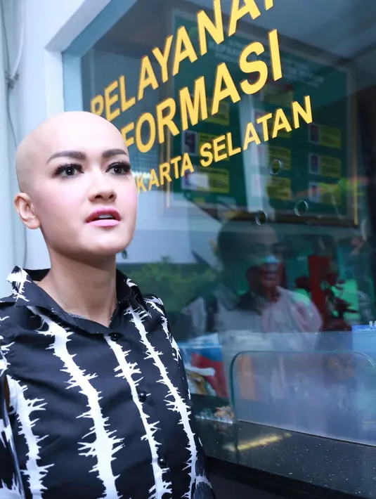 "Dengan sikap seperti ini kalau bisa yang ketiga langsung ketok palu. Pengen buat syukuran gede-gedean di rumah saya, nanti diundang semua ya," ujar Jupe di Pengadilan Negeri Jakarta Selatan, kawasan Ampera, Rabu (6/4). (Adrian Putra/Bintang.com)