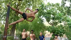 Seorang pesenam saat mengikuti sesi latihan Mallakhamb di CN Sports Academy di Ahmedabad, India, Sabtu (10/6). Mallakhamb adalah olahraga tradisional India yang sudah ada sejak abad ke-12. (AFP PHOTO / Sam PANTHAKY)
