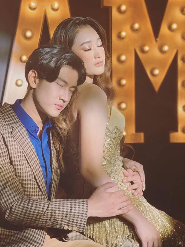 Dikabarkan Dekat, Ini 6 Gaya Pemotretan Amanda Caesa dan Anrez Adelio