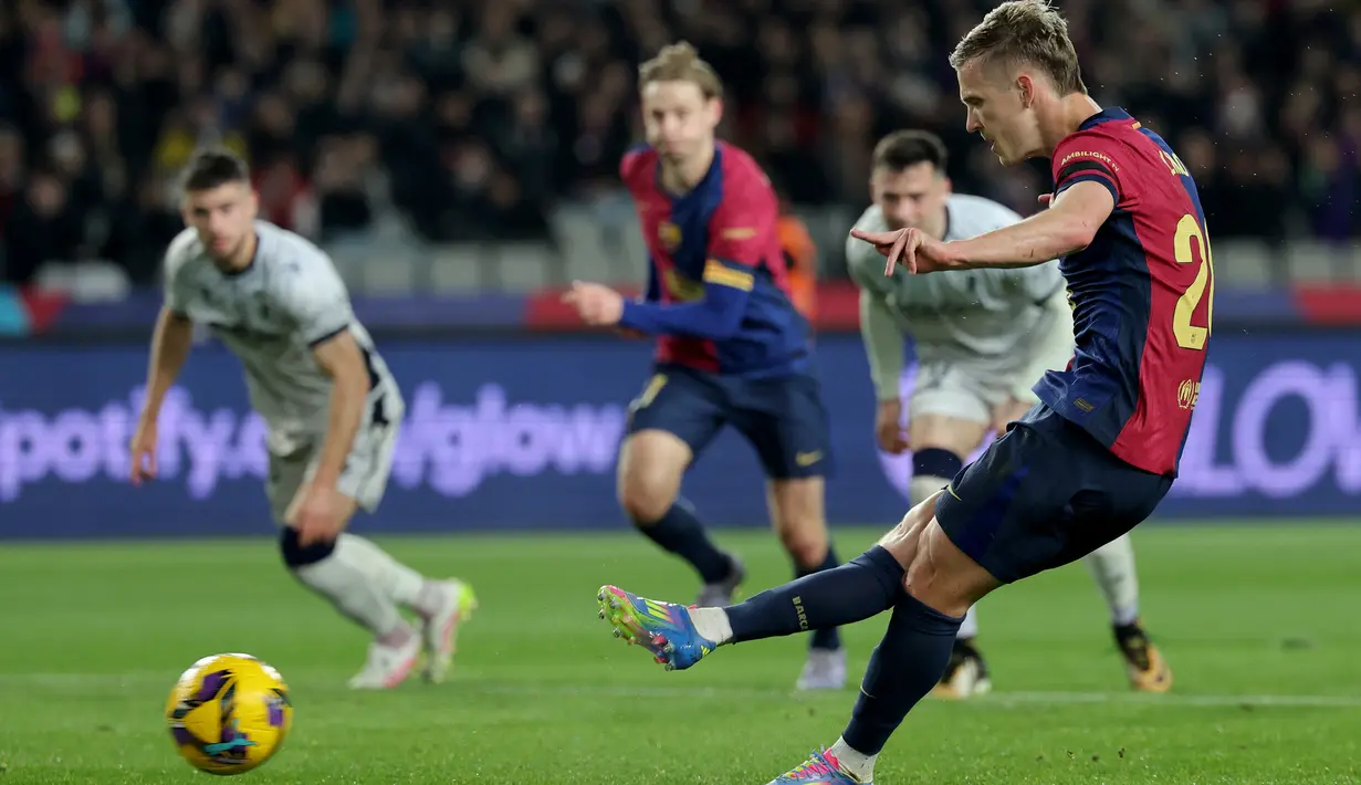 Pemain Barcelona, Daniel Olmo mencetak gol ke gawang Osasuna melalui tendangan penalti dalam laga lanjutan Liga Spanyol 2024/2025 di Estadi Olimpic Lluis Companys, Barcelona, Spanyol, Jumat (27/03/2025) waktu setempat. (AFP/Lluis Gene)