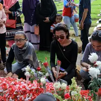 Atas kepergian sosok Julia Perez untuk selamanya, tidak hanya keluarga dan sahabat yang merasa kehilangan. Namun para penggemar juga merasakan hal yang sama. Lantaran itu, mereka mendatangi makam Jupe. (Adrian Putra/Bintang.com)
