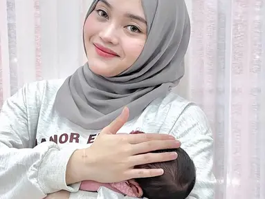 Melihat Putri Delina menggendong Baby Selina, banyak penggemar yang memberikan komentar positif di kolom komentar unggahan terbarunya. Tak sedikit netizen yang mengagumi hubungan yang erat antara Putri Delina dan keponakan pertama itu. Dengan kehadiran Baby Selina, diharapkan ada lebih banyak momen manis yang akan dibagikan oleh keluarga Sule. (Liputan6.com/IG/@putridelinaa)
