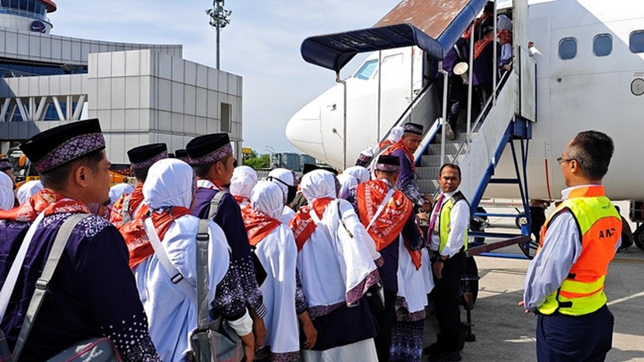 Keberangkatan jemaah calon haji dari Bandara Pekanbaru ke Embarkasi Batam.