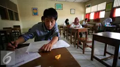 Peserta mengerjakan soal Ujian Paket B di SMP Muhammadiah Klaten,Yogyakarta (11/5). Ujian tersebut untuk mendapatkan ijazah setingkat SMP diikuti oleh 111 peserta. (Liputan6.com/Boy Harjanto)