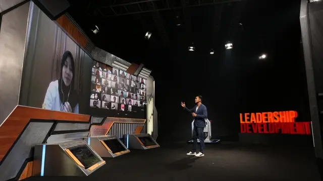 Rendy Wicaksana saat menjadi pemateri “Public Speaking 4.0” di dalam pelatihan Leadership Development Djarum Beasiswa Plus 2021.