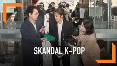 Bintang K-Pop Jung Joon Young mulai jalani sidang sebagai terdakwa kasus dugaan penyebaran video seks. Ia mengakui dan meminta maaf atas kasus tersebut.