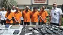 Tersangka dihadirkan saat rilis kasus dugaan penipuan, penggelapan dan TPPU Pandawa Group, Jakarta, Kamis (9/3). Ditreskrimsus Polda Metro Jaya rilis 22 tersangka kasus dugaan penipuan, penggelapan dan TPPU Pandawa Group. (Liputan6.com/Yoppy Renato)