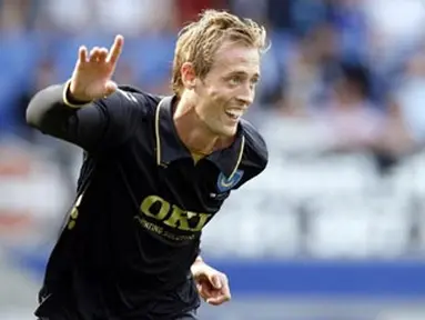 Portsmouth's English forward Peter Crouch celebrates scoring against Everton during their English Premier League football match at Goodison Park in Liverpool, north west England on August 30, 2008. AFP PHOTO/PAUL ELLIS