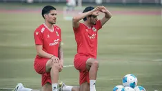 Pemain Timnas Indonesia, Kevin Diks (kiri) dan Nathan Tjoe-A-On (kanan) mengikuti sesi latihan terakhir jelang lawan Mozambik di Lapangan Madya, Senayan, Jakarta, pada Senin (8/6/2026). (Bola.com/Abdul Aziz)
