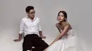 <p>Diabadikan oleh fotografer Hakim Satriyo dan stylist Imelda Untoro, Maudy dan Jesse tampil kompak bergaya klasik dalam balutan busana pengantin serba putih. (Foto: Instagram/maudyayunda)</p>