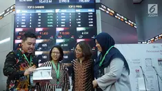 SVP of SMO and Communication PT Semen Indonesia Tbk, Ami Tantri (kedua kiri), didampingi GM Corcomm Sigit Wahono, GM of Marketing Johana Daunan investor Relation Febriandita Kusuma berbincang usai public expose di Gedung BEI, Jakarta, Rabu (21/8/2019). (Liputan6.com/HO/Eko)