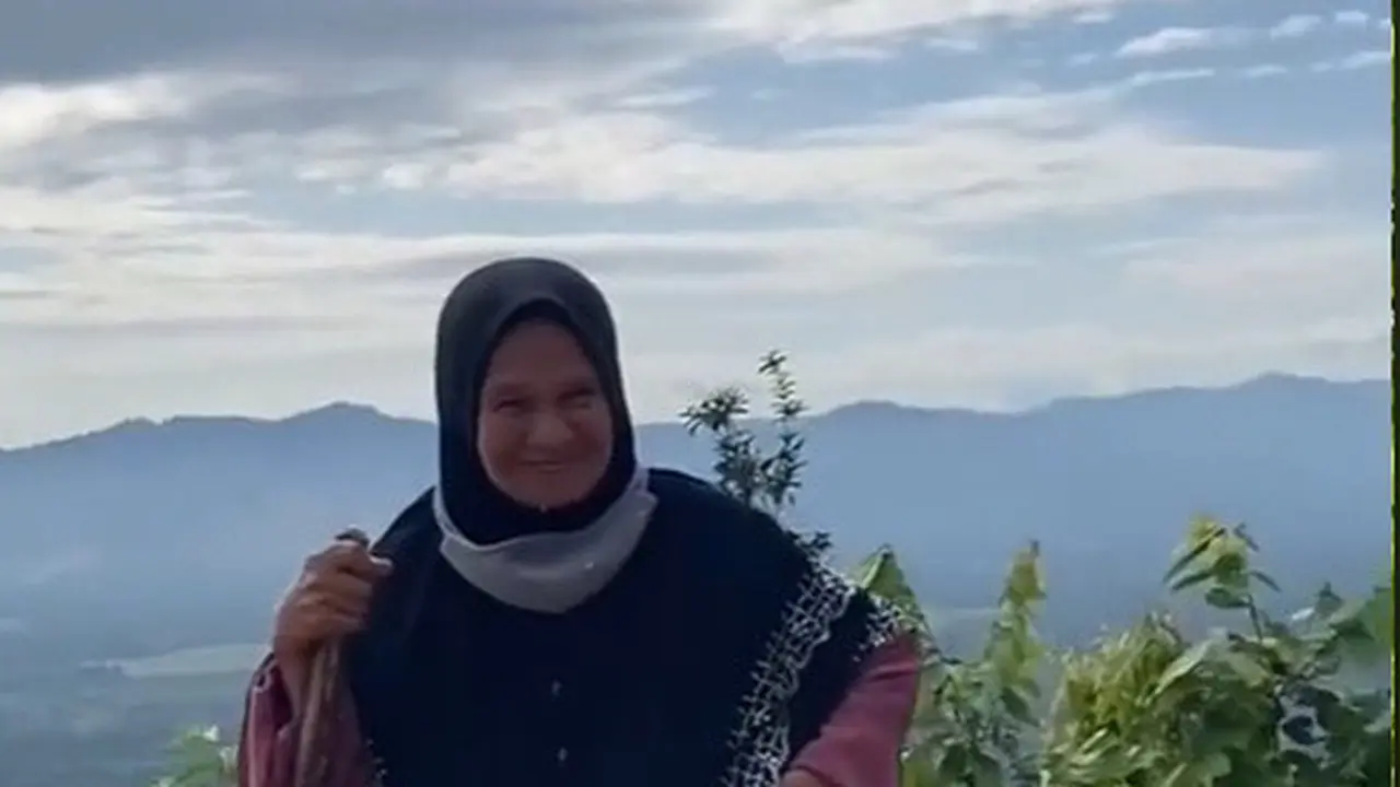 Hanya Pakai Sandal dan Gamis, Nenek 74 Tahun Ini Berhasil Mendaki ke Puncak Gunung. (Sumber: worldofbuzz)
