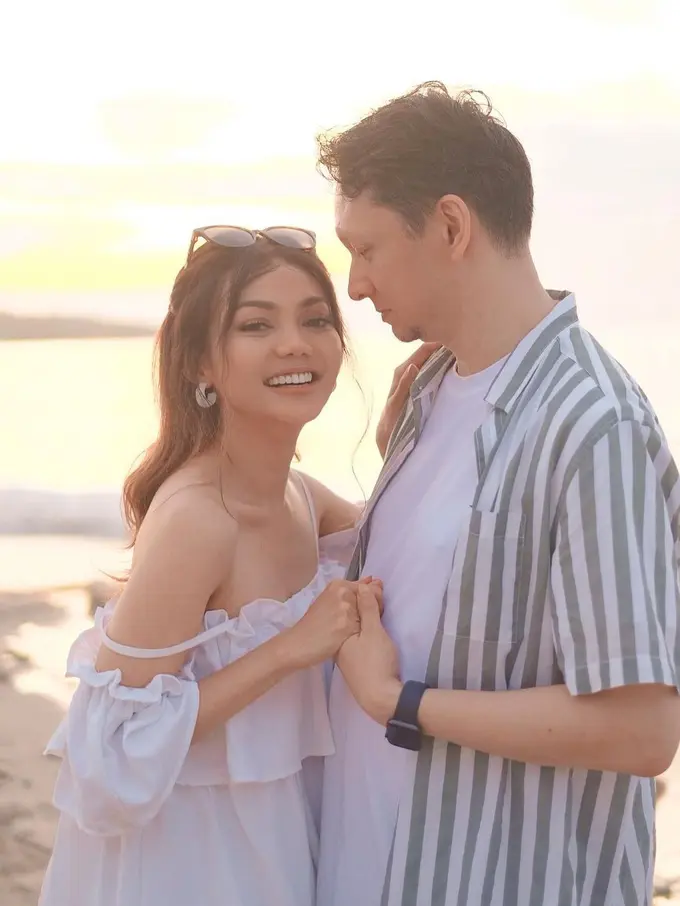 Liburan Ke Bali, Ini 7 Potret Romantis Rina Nose Rayakan Hari Jadi Pernikahan ke-3