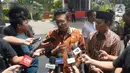 Wakil Ketua MPR Fadel Muhammad (tengah) ditemani Hidayat Nur Wahid menyampaikan pernyataan saat tiba di Gedung KPK, Jakarta, Senin (9/3/2020). Tujuh pimpinan MPR melakukan kunjungan balasan atas Pimpinan KPK yang datang lebih dulu ke DPR/MPR. (merdeka.com/Dwi Narwoko)