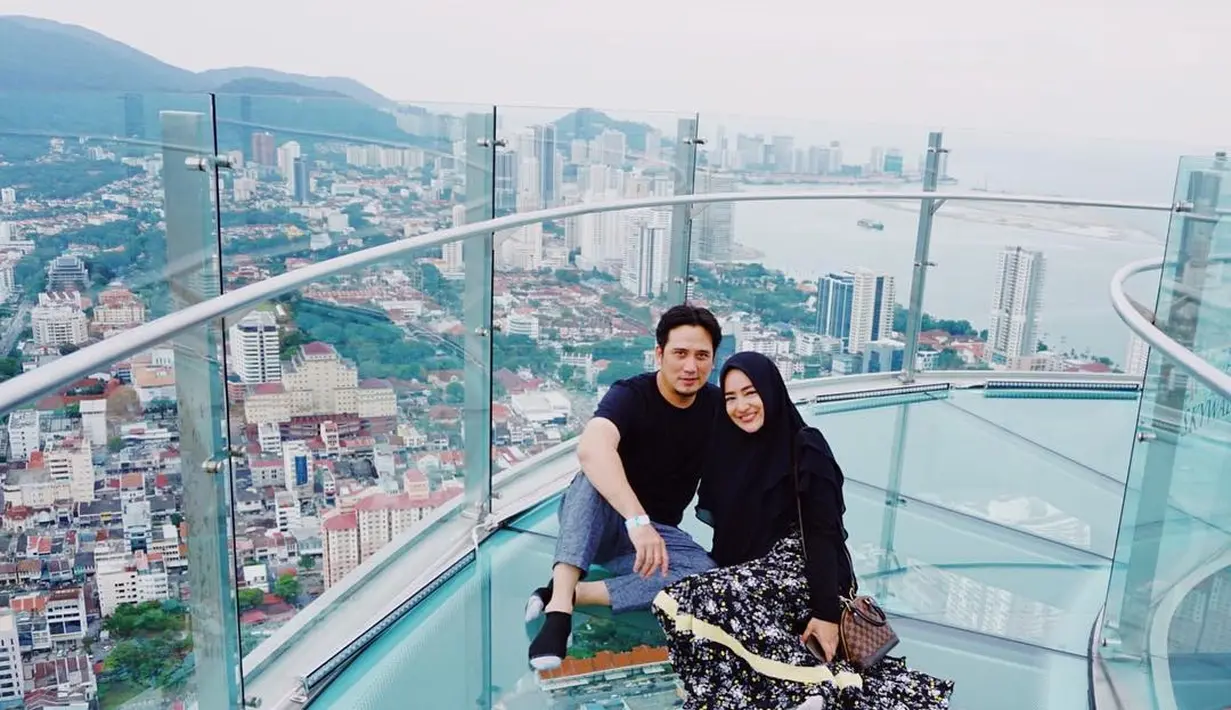 Tengku Firmansyah dan Cindy Fatikasari