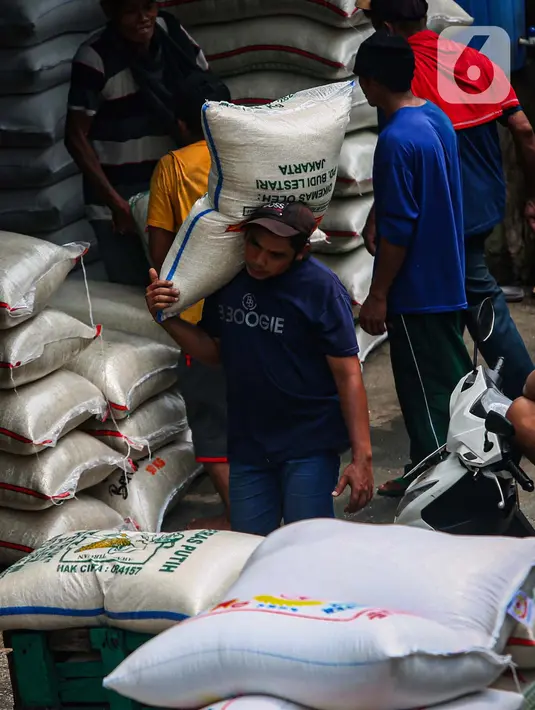 Sedangkan harga beras medium turun tipis -0,43% atau -Rp60 menjadi Rp13.810 per kilogram. (Liputan6.com/Angga Yuniar)