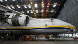 Pesawat Antonov An-124 Ruslan saat direnovasi di pabrik pesawat Antonov di Kiev, Ukraina (15/5/2019). Pesawat An-124 'Ruslan' bertugas mengangkut peralatan militer. (Reuters/Valentyn Ogirenko)