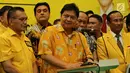 Ketum Partai Golkar Airlangga Hartarto (tengah) bersama sejumlah pengurus membuka diskusi BALITBANG Partai Golkar di Jakarta, Kamis (14/2). Airlangga mengatakan pembangunan infrastruktur berdampak langsung pada masyarakat. (Liputan6.com/JohanTallo)
