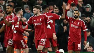 Penyerang Liverpool asal Mesir bernomor punggung 11, Mohamed Salah (kanan), merayakan gol pembuka dalam pertandingan Liga Primer Inggris antara Liverpool dan Aston Villa di Anfield, Liverpool, Inggris barat laut, Minggu (2-11-2025) dini hari WIB. (Paul ELLIS/AFP)