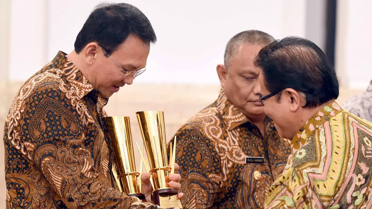 Ahok Semringah Terima 4 Penghargaan di Hadapan Jokowi