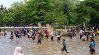 Ribuan warga tumpah ruah dalam Festival Telaga Dondong, Gunungkidul, bergotong royong "ngedreg" telaga demi menghidupkan kembali sumber air warisan leluhur.