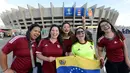 Suporter Venezuela berpose sebelum pertandingan sepak bola Grup A Copa America antara Bolivia dengan Venezuela di Stadion Mineirao, Belo Horizonte, Brasil, Sabtu (22/6/2019). (AP Photo/Eugenio Savio)