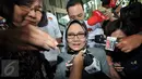 Winantuningtyastiti Swasanani menjawab pertanyaan wartawan usai menjalani pemeriksaan KPK, Jakarta, Selasa (27/10/2015). Winantuningtyastiti diperiksa sebagai saksi dugaan suap mantan Sekjen Partai Nasdem, Patrice Rio Capella. (Liputan6.com/Helmi Afandi) 