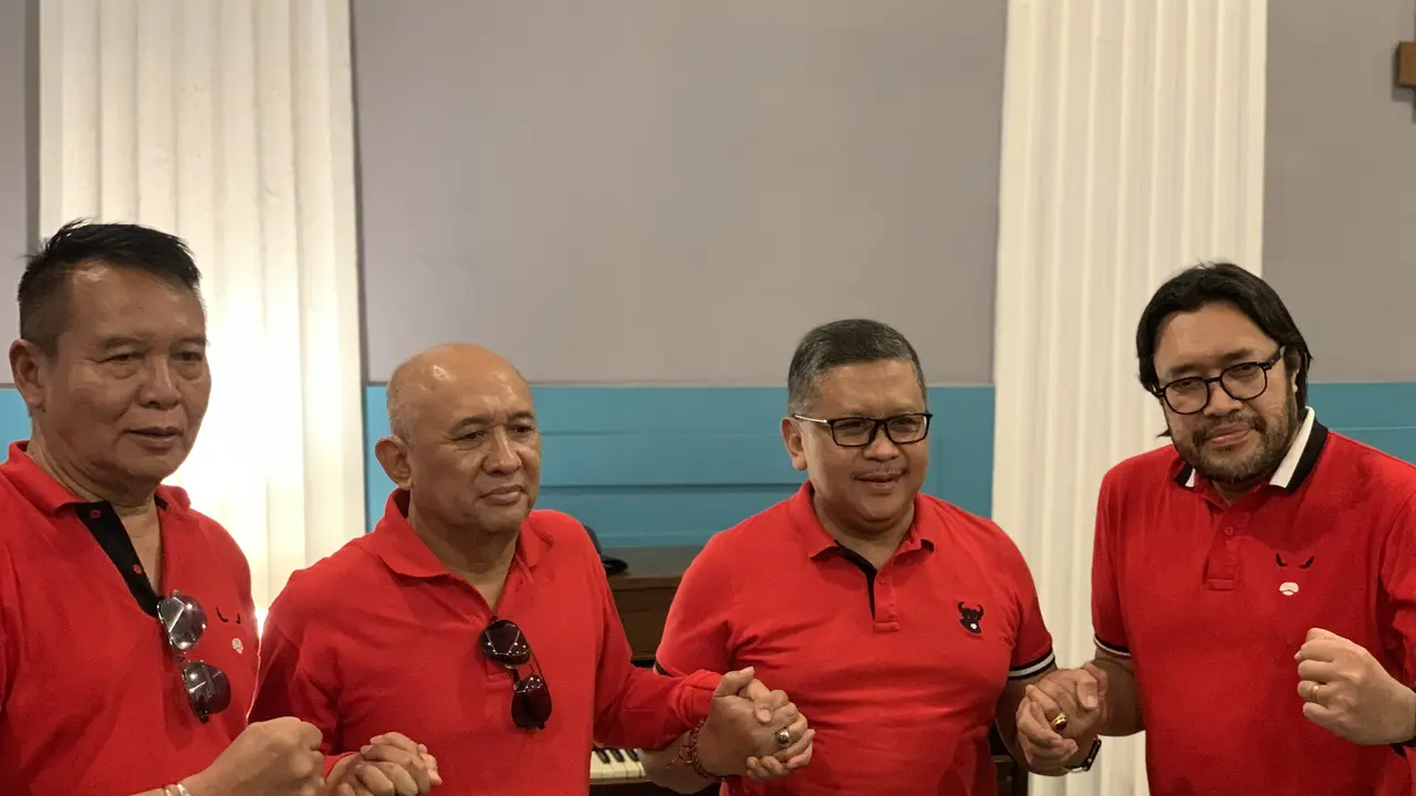 Sekjen DPP PDI Perjuangan (PDIP) Hasto Kristiyanto bersama Menteri Koperasi dan UMKM, Teten Masduki.