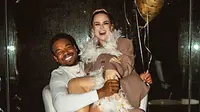 JoJo memamerkan cincin penuh kilau setelah dilamar kekasihnya Dexter Darden. (dok. Instagram @iamjojo)