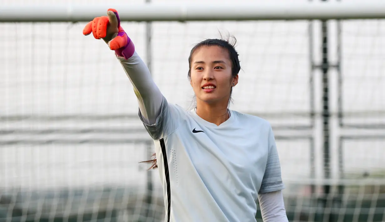 Kiper timnas China, Zhao Lina menjaga gawangnya saat mengikuti sesi latihan di Shanghai (15/5). Zhao Lina bermian untuk tim 	Shanghai Vinpac. AFP Photo/China Out)
