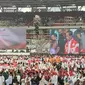 Presiden Jokowi menghadiri acara Nusantara Bersatu yang digelar sejumlah relawan di Stadion Gelora Bung Karno (GBK) Senayan, Jakarta, Sabtu (26/11/2022). Jokowi tampak mengenakan jaket bomber G20 warna merah motif putih. (Liputan6.com/Winda Nelfira)