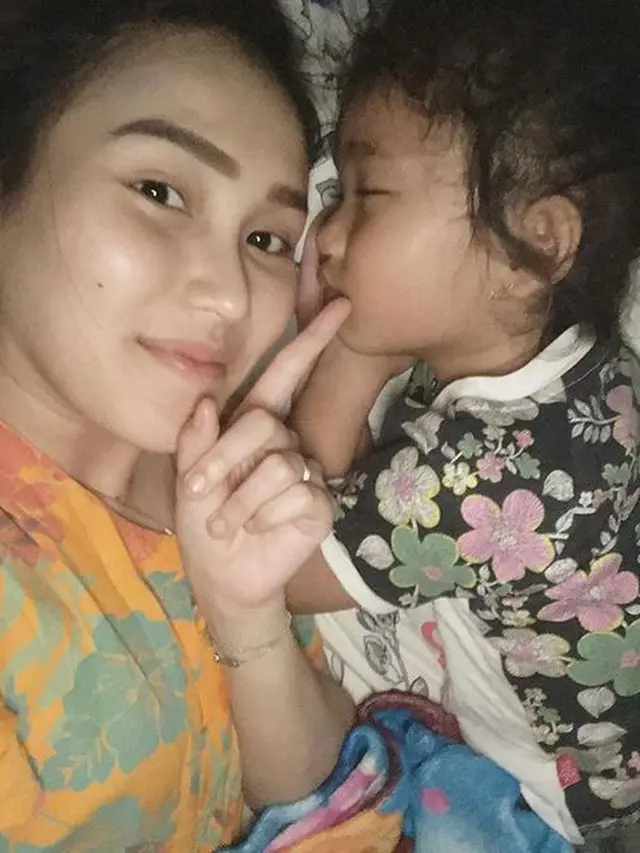 Tetap Memesona, Ini 6 Gaya Sederhana Ayu Ting saat Pakai Daster