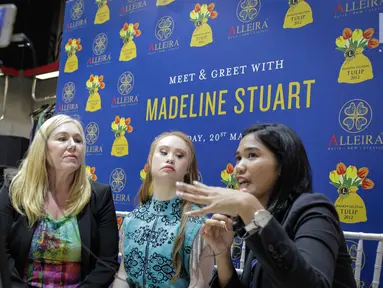 Model Madeline Stuart didampingi Ibunya Rosanne saat wawancara khusus oleh Liputan6.com di Alleira Batik Plaza Indonesia, Jakarta, Rabu (20/3). Madeline adalah model penderita down syndrome pertama asal Australia. (Liputan6.com/Faizal Fanani)